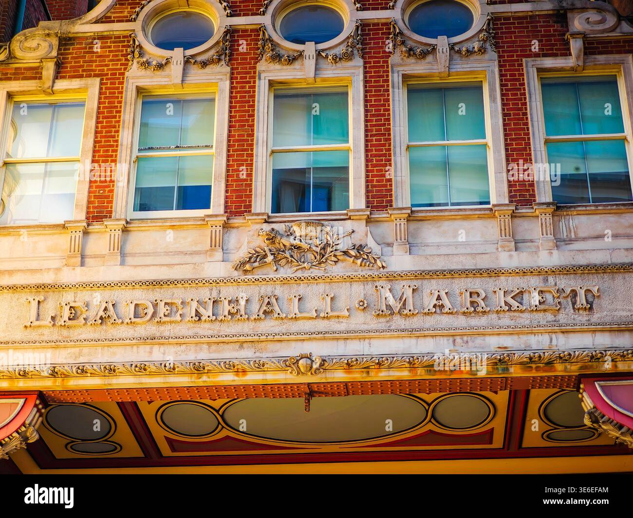 Ingresso al mercato di Leadenhall con l'iconico cartello di Londra, lo storico mercato coperto, l'architettura vittoriana, la destinazione per lo shopping, il punto di riferimento della città Foto Stock