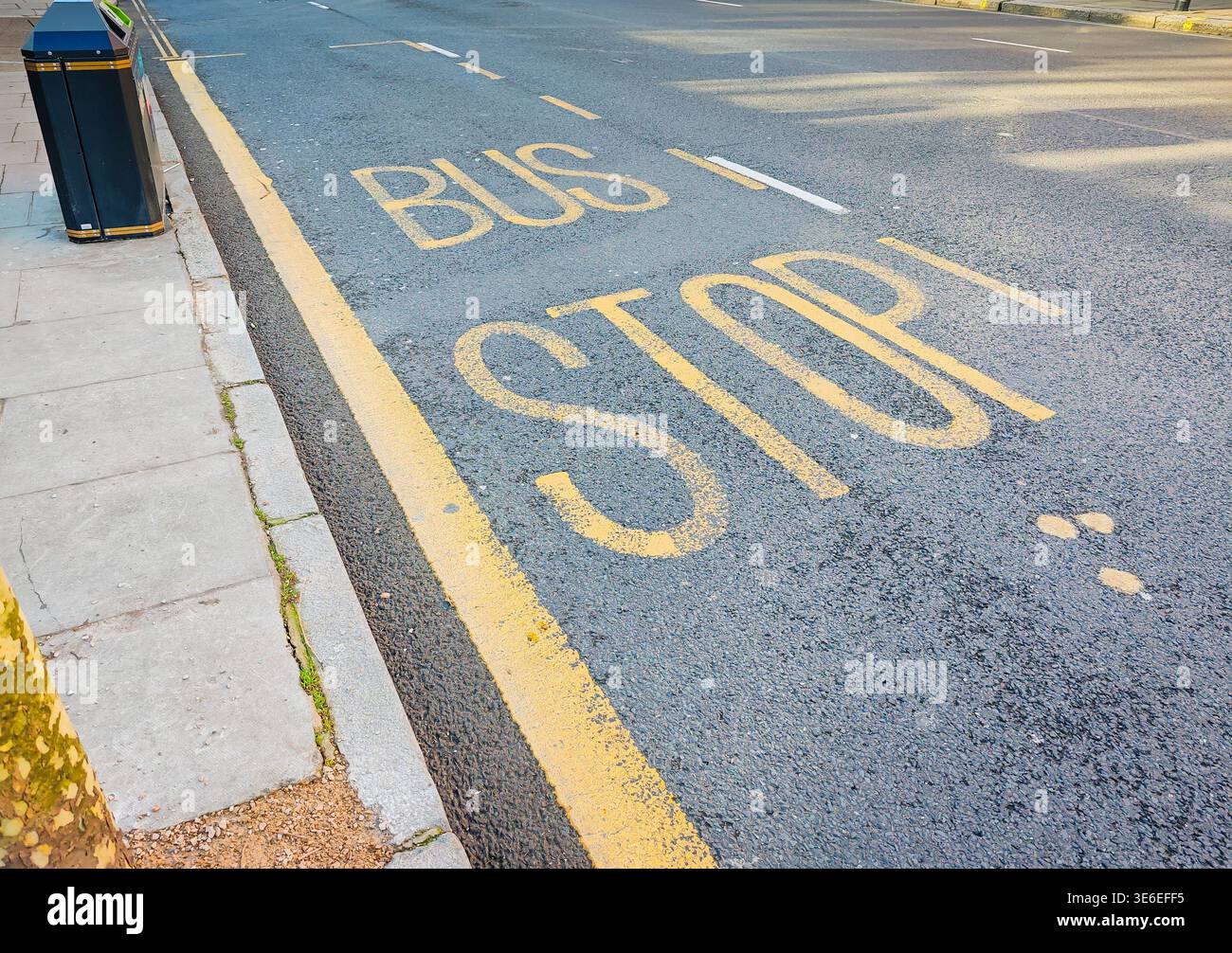 La segnaletica stradale della fermata dell'autobus è stata dipinta sull'asfalto della strada di Londra, sulla segnaletica dei trasporti urbani, sui dettagli del traffico cittadino e sul concetto di trasporto pubblico nel Regno Unito Foto Stock