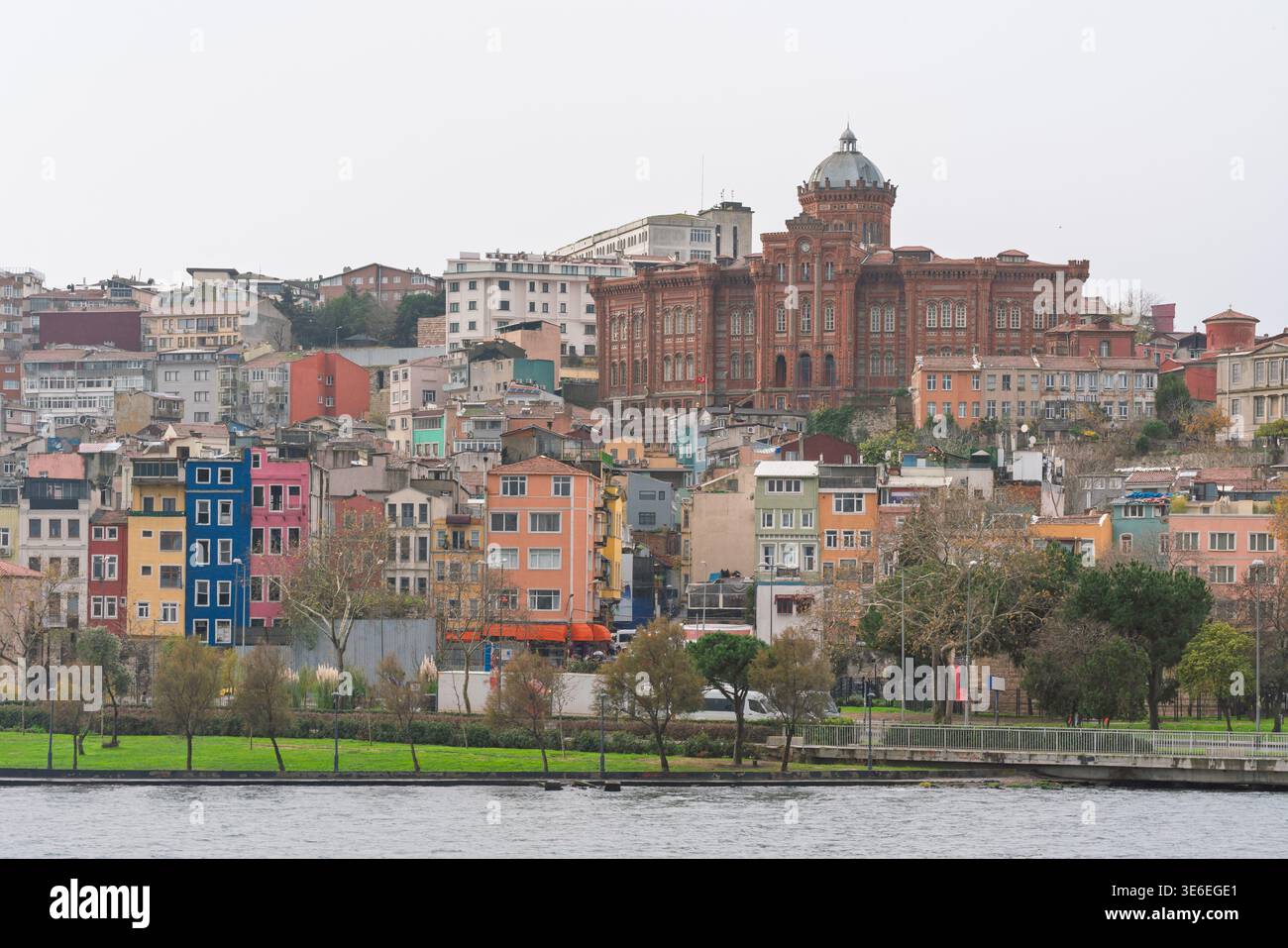 Scenario delle case colorate di Fener e della suggestiva architettura di Istanbul Foto Stock