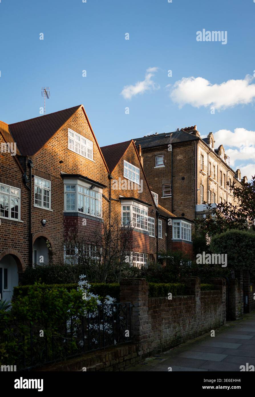 Tradizionali case in mattoni sulla strada residenziale di Londra, Regno Unito Foto Stock