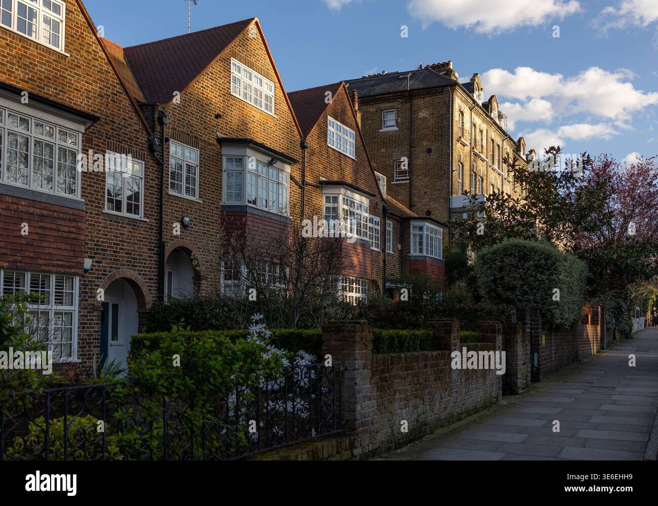 Tradizionali case in mattoni sulla strada residenziale di Londra, Regno Unito Foto Stock