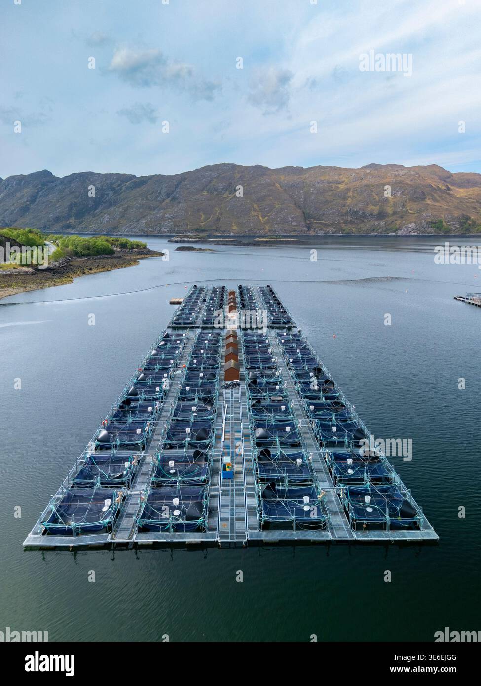 Vista aerea del moderno allevamento ittico di salmoni a Loch Ailort, Morar, Lochaber, Scottish Highlands, Scozia, ,REGNO UNITO Foto Stock