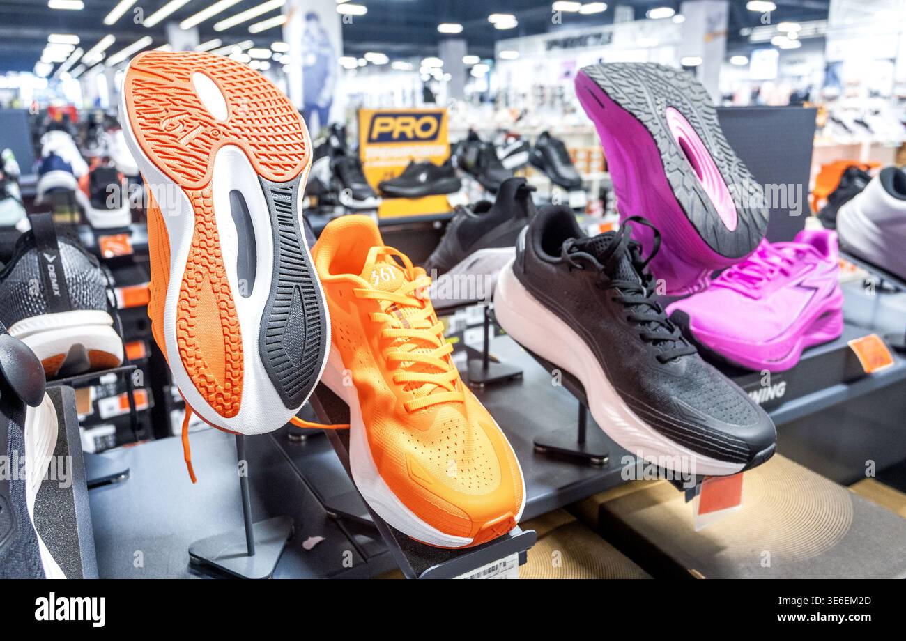 Samara, Russia - 10 gennaio 2026: Le nuove scarpe sportive vengono vendute in un negozio di articoli sportivi. Calzature sportive. Concetto di calzature sportive e casual. Foto Stock