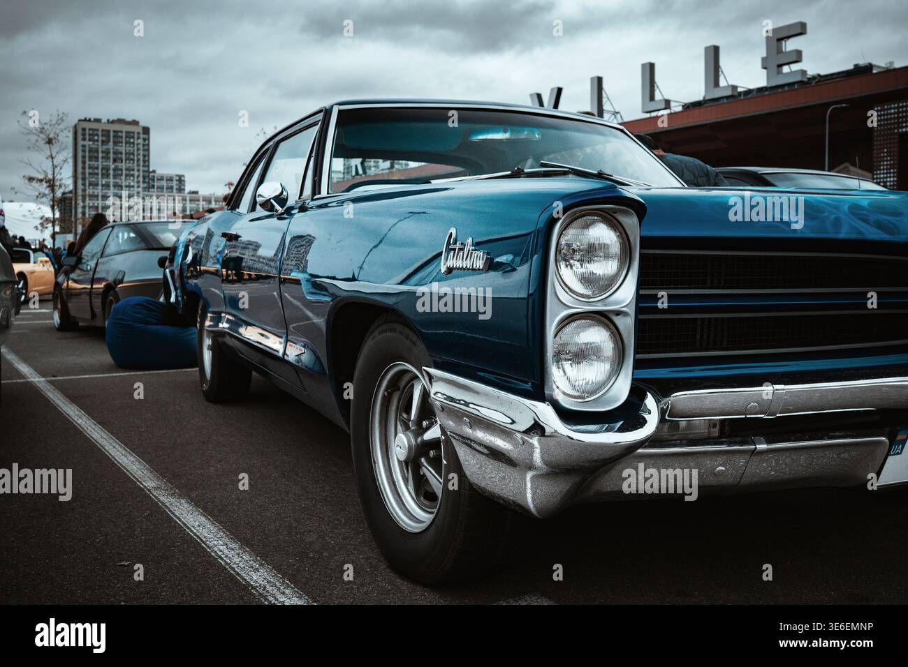 Visuale ravvicinata di un'auto americana d'epoca blu con paraurti cromato, fari rotondi e carrozzeria lucida. Veicolo retrò fotografato all'aperto con spirito Foto Stock