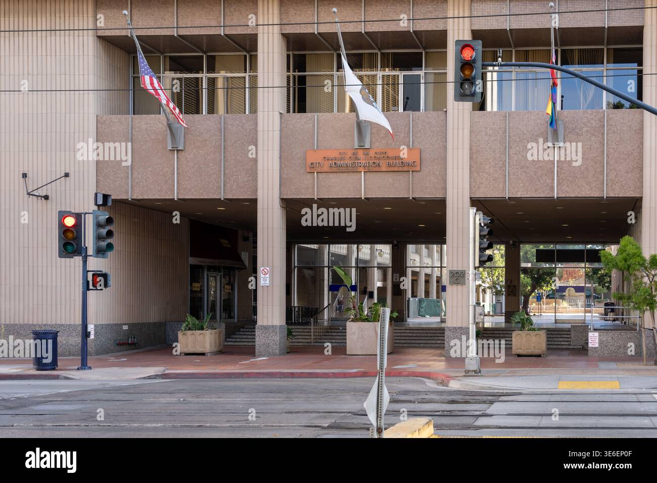Uno degli ingressi al City of San Diego Administration Building a San Diego, California, USA. Foto Stock