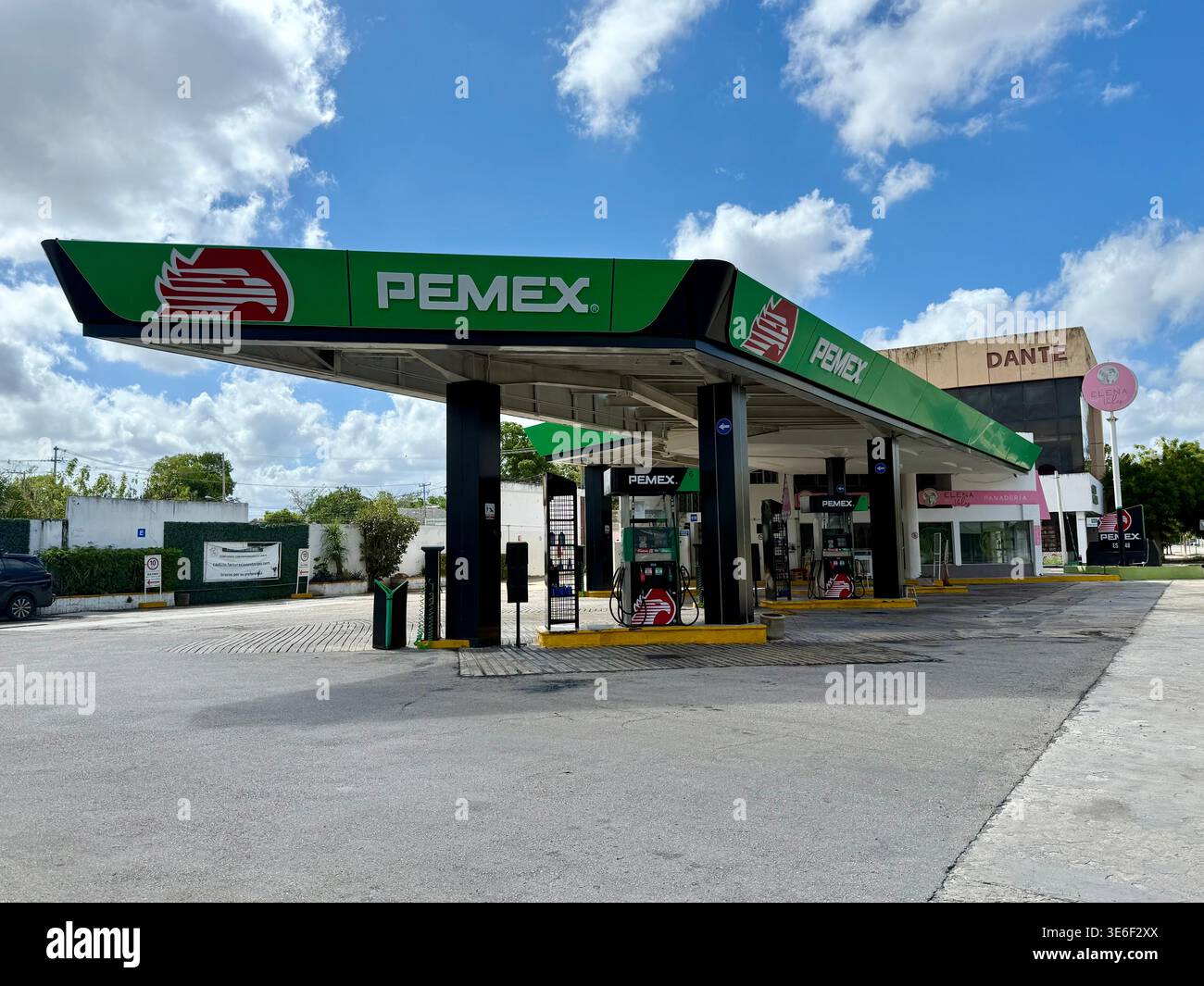 Esterno di una stazione di servizio, Merida Mexico Foto Stock