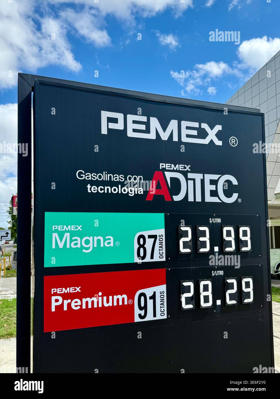 Esterno di una stazione di servizio, Merida Mexico Foto Stock