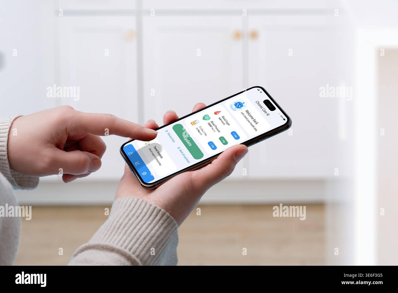 Mani che utilizzano l'app mobile per la cura cronica su smartphone, tracciando i dati sanitari e gestendo la routine medica quotidiana in un ambiente domestico moderno e pulito Foto Stock