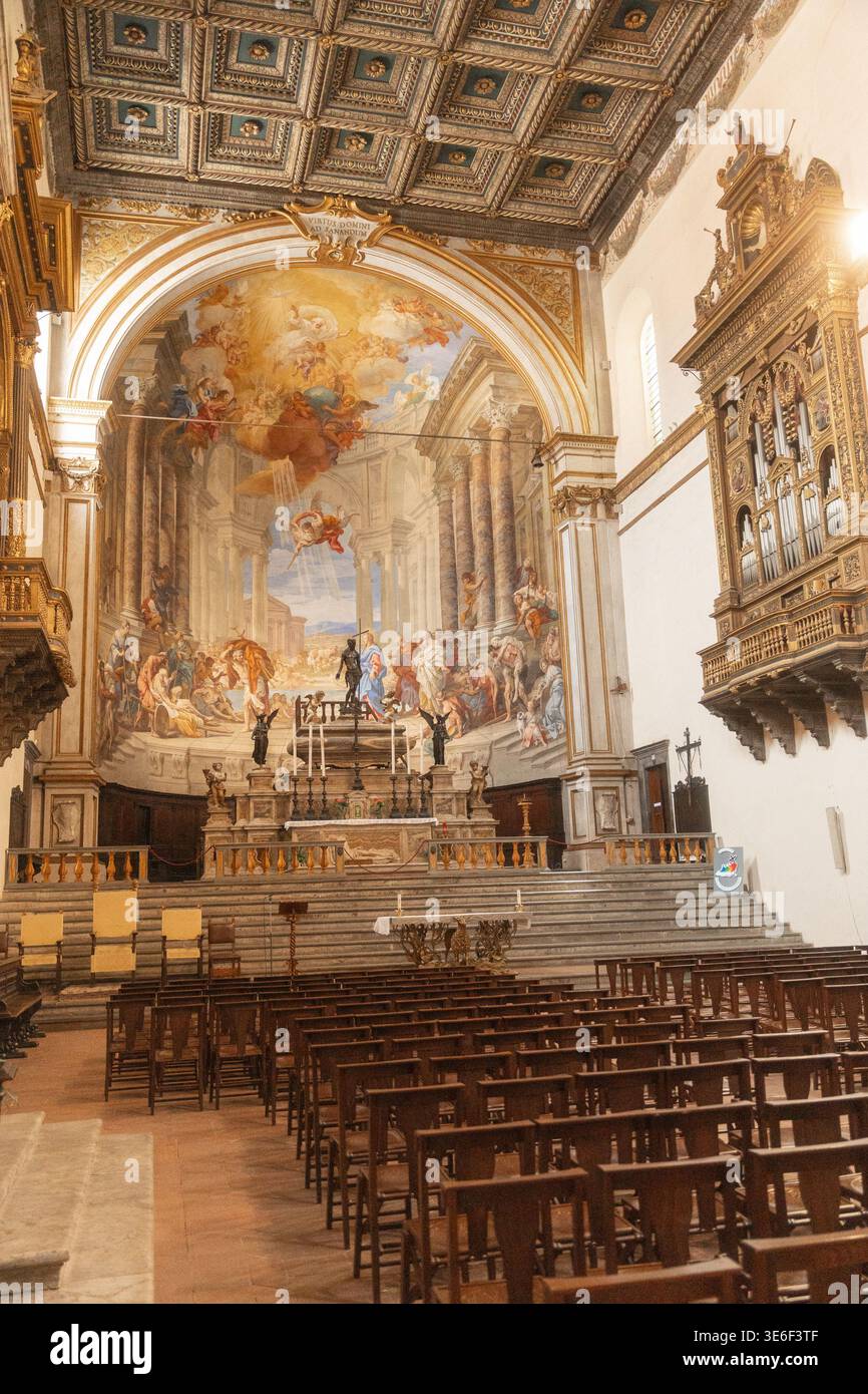 Siena, Italia, 07.06.25, interno della chiesa storica con altare e affreschi. Architettura religiosa, arte, spiritualità e patrimonio culturale Foto Stock