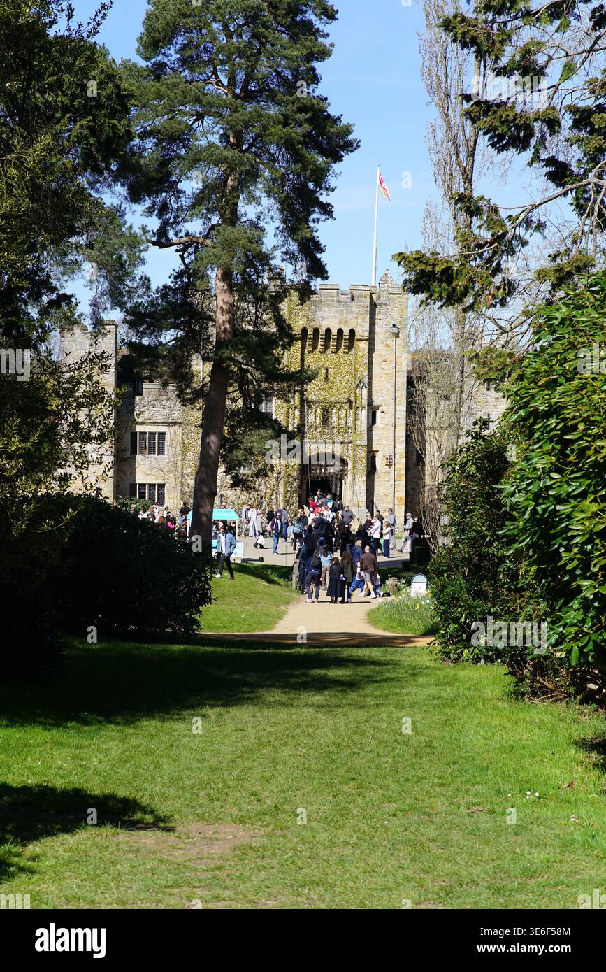 Sentiero che conduce al castello di Hever con visitatori che camminano in una giornata di primavera soleggiata nel Kent, in Inghilterra. Hever Castle, Hever, Inghilterra Foto Stock