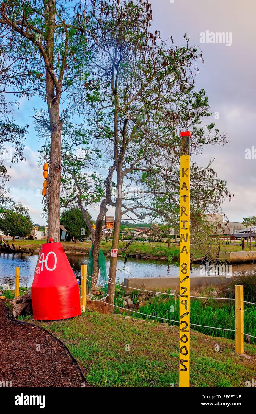 Bayou la Batre, Alabama, Stati Uniti d'America - 3 aprile 2026: Un marcatore d'acqua alta dell'uragano Katrina nota la tempesta di 12-14 metri che ha inondato l'area nel 2005. Foto Stock