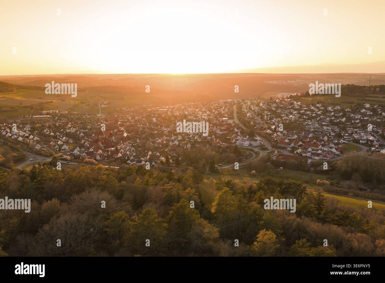 Paesaggio con un villaggio al tramonto, immerso tra alberi, Calw, Stammheim, quartiere Calw, Germania Foto Stock