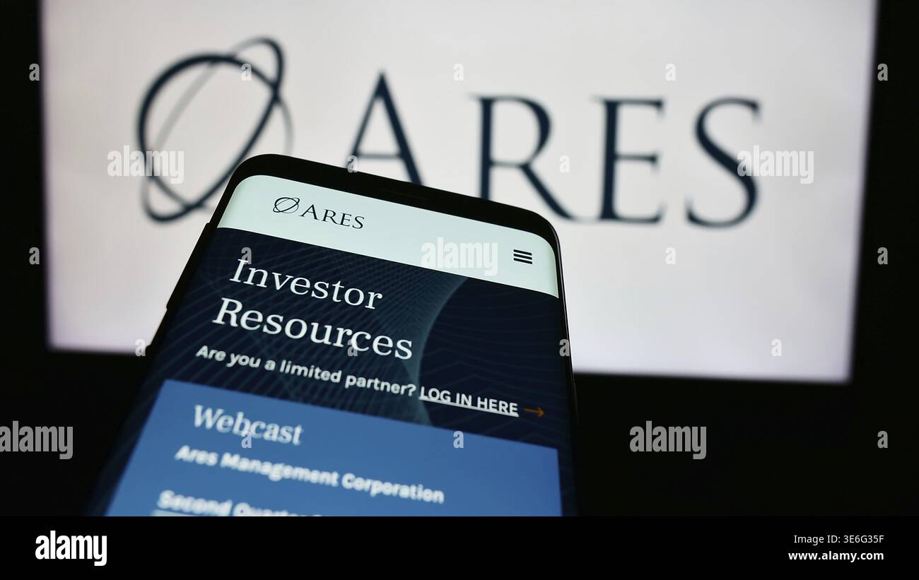 Stoccarda, Germania - 08-12-2024: Smartphone con sito web della società di investimento statunitense Ares Management Corporation davanti al logo aziendale. Focus su TOP- Foto Stock