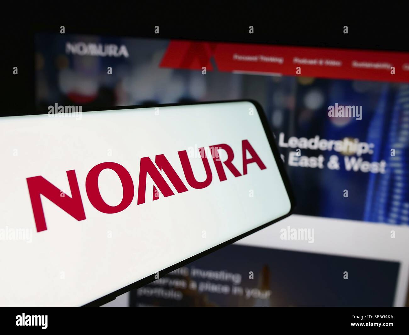 Stoccarda, Germania - 08-12-2024: Smartphone con logo della società giapponese di servizi finanziari Nomura Holdings Inc. Davanti al sito Web aziendale. Concentrati Foto Stock