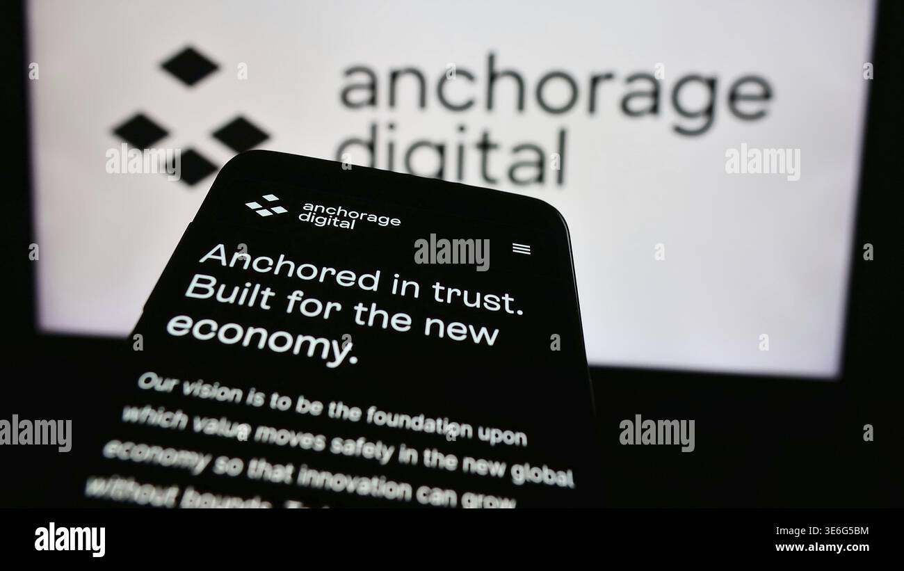 Stoccarda, Germania - 08-16-2024: Telefono cellulare con sito web della società crittografica statunitense Anchor Labs Inc. (Anchorage Digital) davanti al logo aziendale. Concentrati Foto Stock