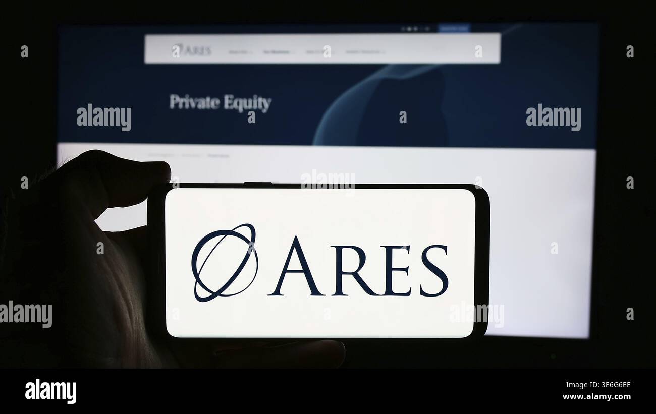 Stoccarda, Germania - 08-12-2024: Persona che detiene il cellulare con il logo della società di investimento statunitense Ares Management Corporation davanti alla pagina web aziendale. Foto Stock