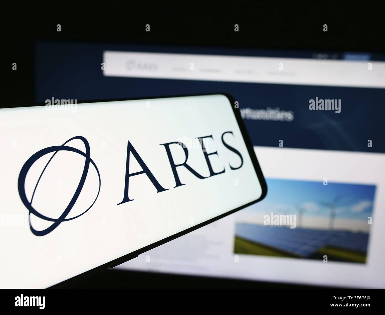 Stoccarda, Germania - 08-12-2024: Telefono cellulare con logo della società di investimento americana Ares Management Corporation davanti al sito web. Concentrati sul cente Foto Stock
