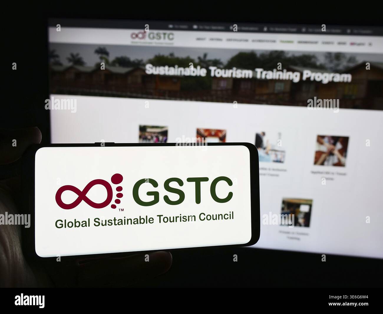 Stoccarda, Germania - 20-08-2024: Persona con smartphone con logo dell'organizzazione Global Sustainable Tourism Council (GSTC) davanti al sito web. Fil Foto Stock