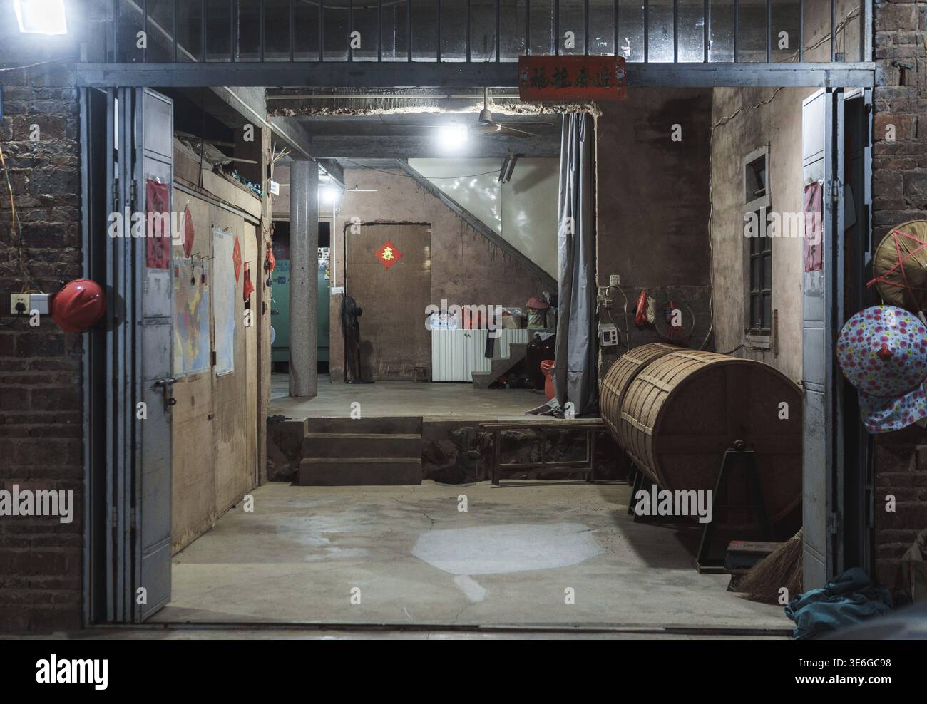 Esplorate il fascino rustico di un tradizionale interno cinese con botti portaoggetti e elementi di arredo unici Foto Stock