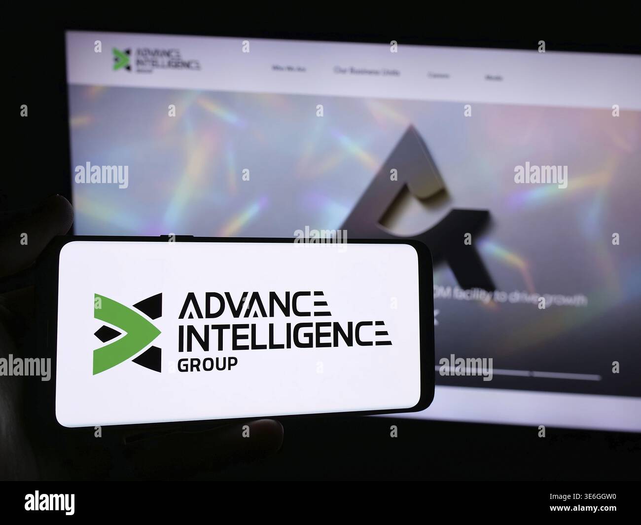 Stoccarda, Germania - 08-26-2024: Persona con smartphone con logo della società Fintech di Singapore Advance Intelligence Group davanti al sito web. Fil Foto Stock