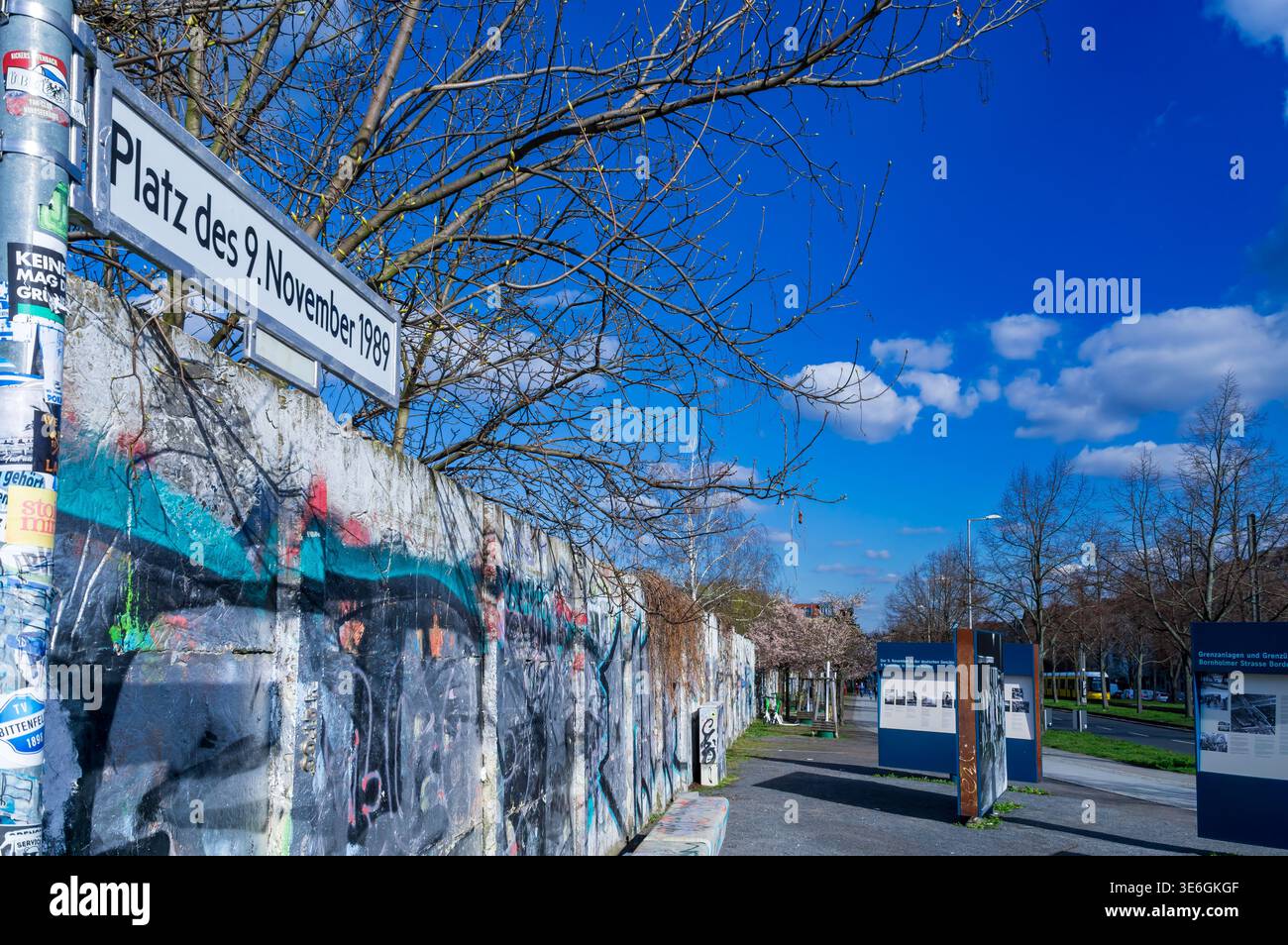 Cartello "Platz des 9". 1989 novembre presso l'ex muro di Berlino che attraversava Bornholmer Straße, 9 novembre 1989 Piazza, monumento, memoriale. Foto Stock