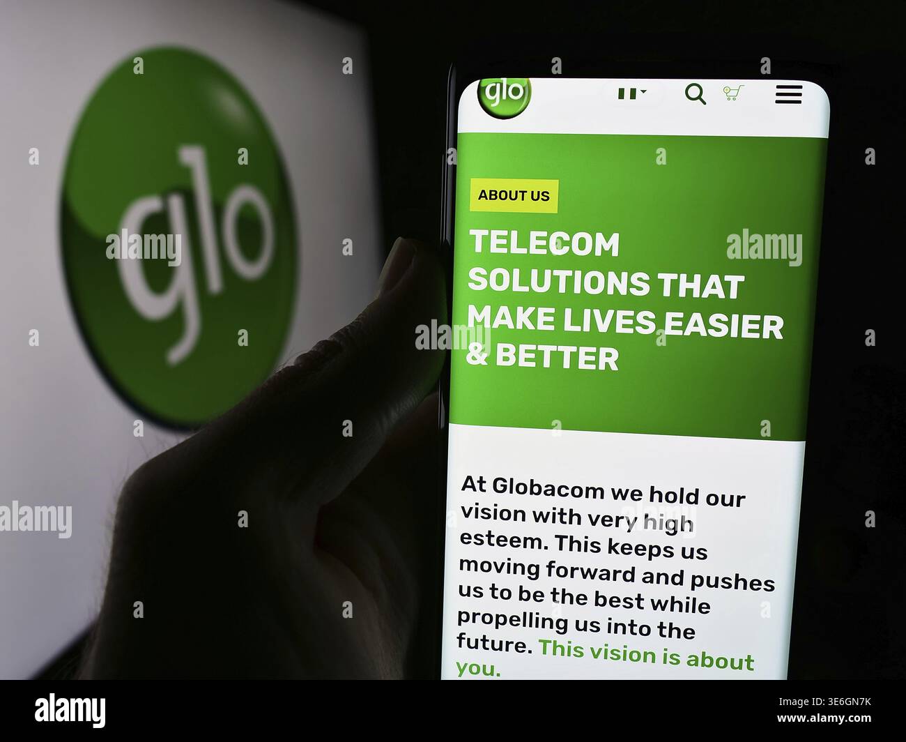 Stoccarda, Germania - 08-19-2024: Persona che detiene il cellulare con pagina web della società di telecomunicazioni nigeriana Globacom Limited (Glo) con logo. Concentrati Foto Stock