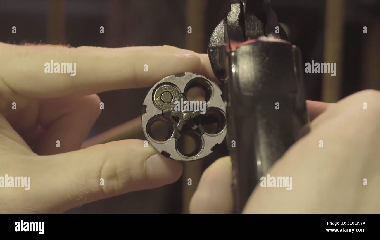 Mano maschio ricarica un revolver. Pistola Magnum senza proiettili, revolver Magnum e proiettile vuoto, Magnum. piombo a punta rotonda. 45 RIM revolver automatico round HD Foto Stock