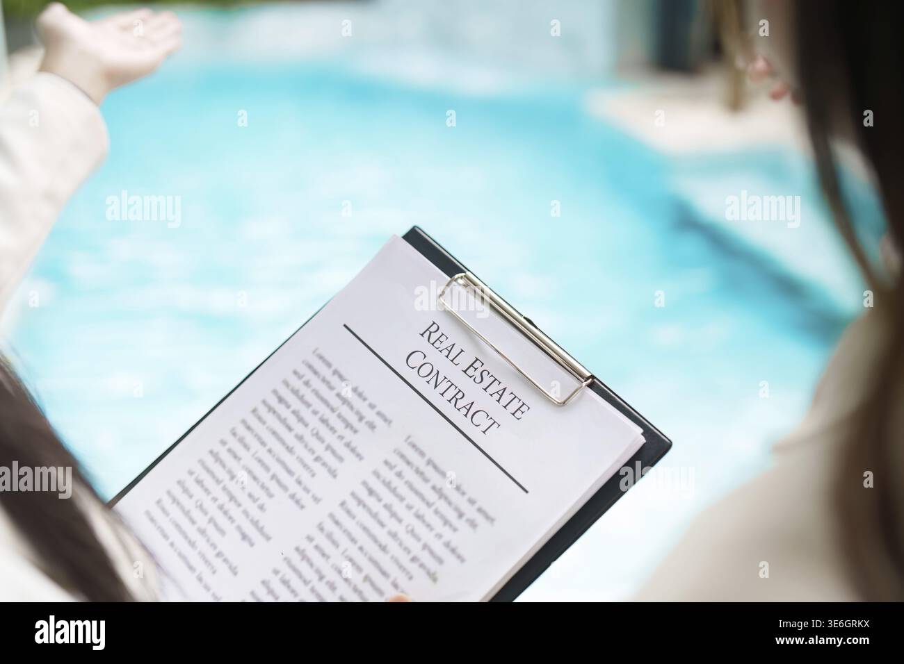 Immobilienvertrag. Nahaufnahme eines Vertragsdokuments una piscina einem Foto Stock