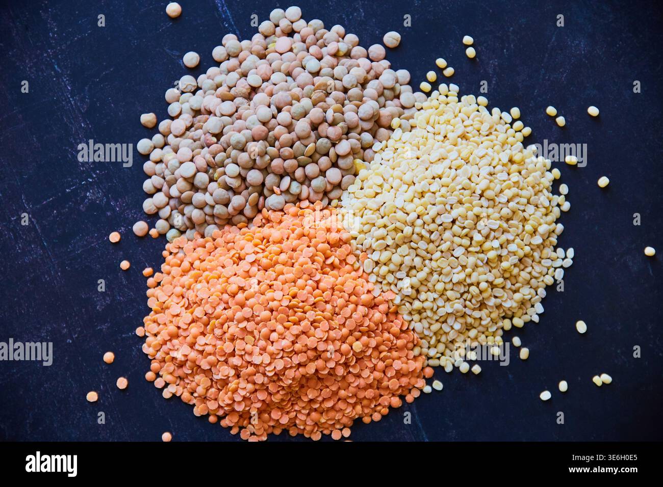 Sopra, lenticchie e legumi con semi, ingredienti e proteine benefici per un pasto nutrizionale sano. Piselli colorati, dal e spaccati con cibo e vitamine Foto Stock