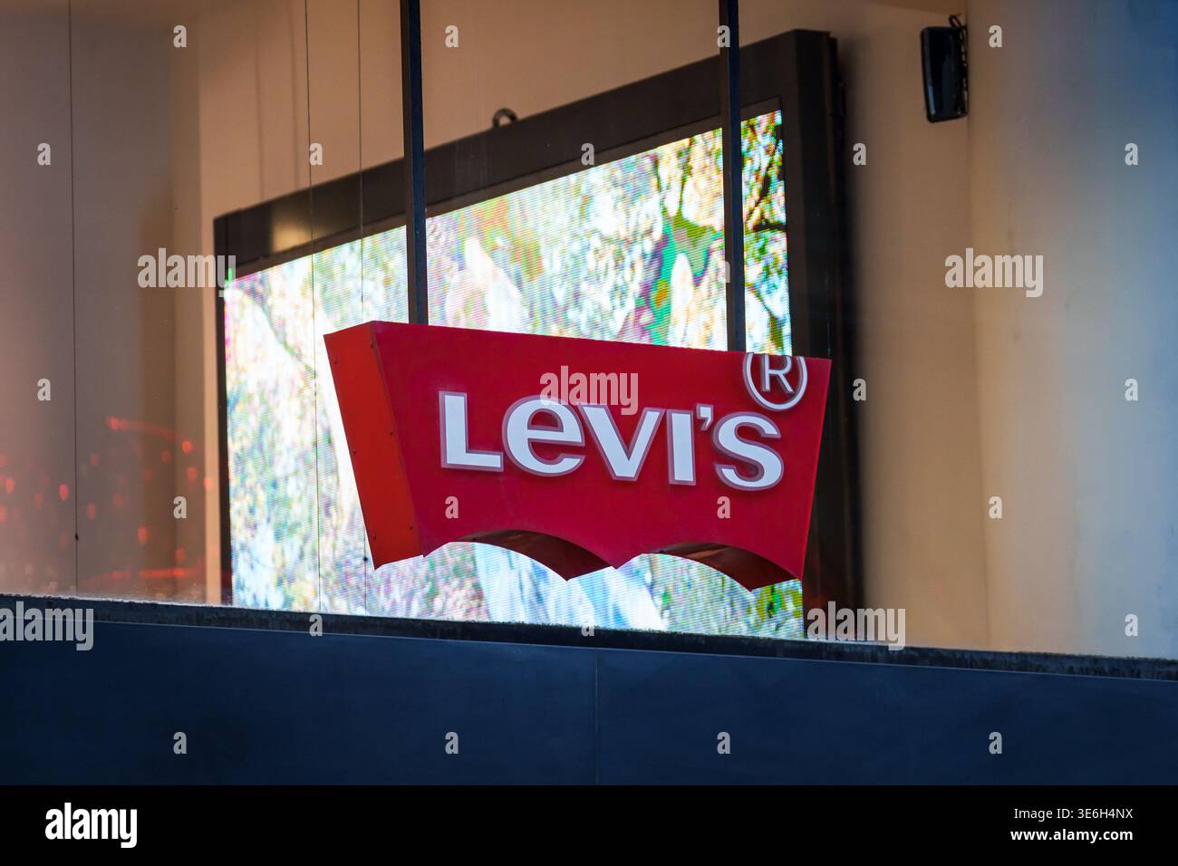 ISTANBUL, TURCHIA. 22 maggio 2025. Il logo del marchio di Levi è appeso in una vetrina del negozio. Un primo piano dell'iconica Levi Strauss & Co. Wing log rosso e bianco Foto Stock