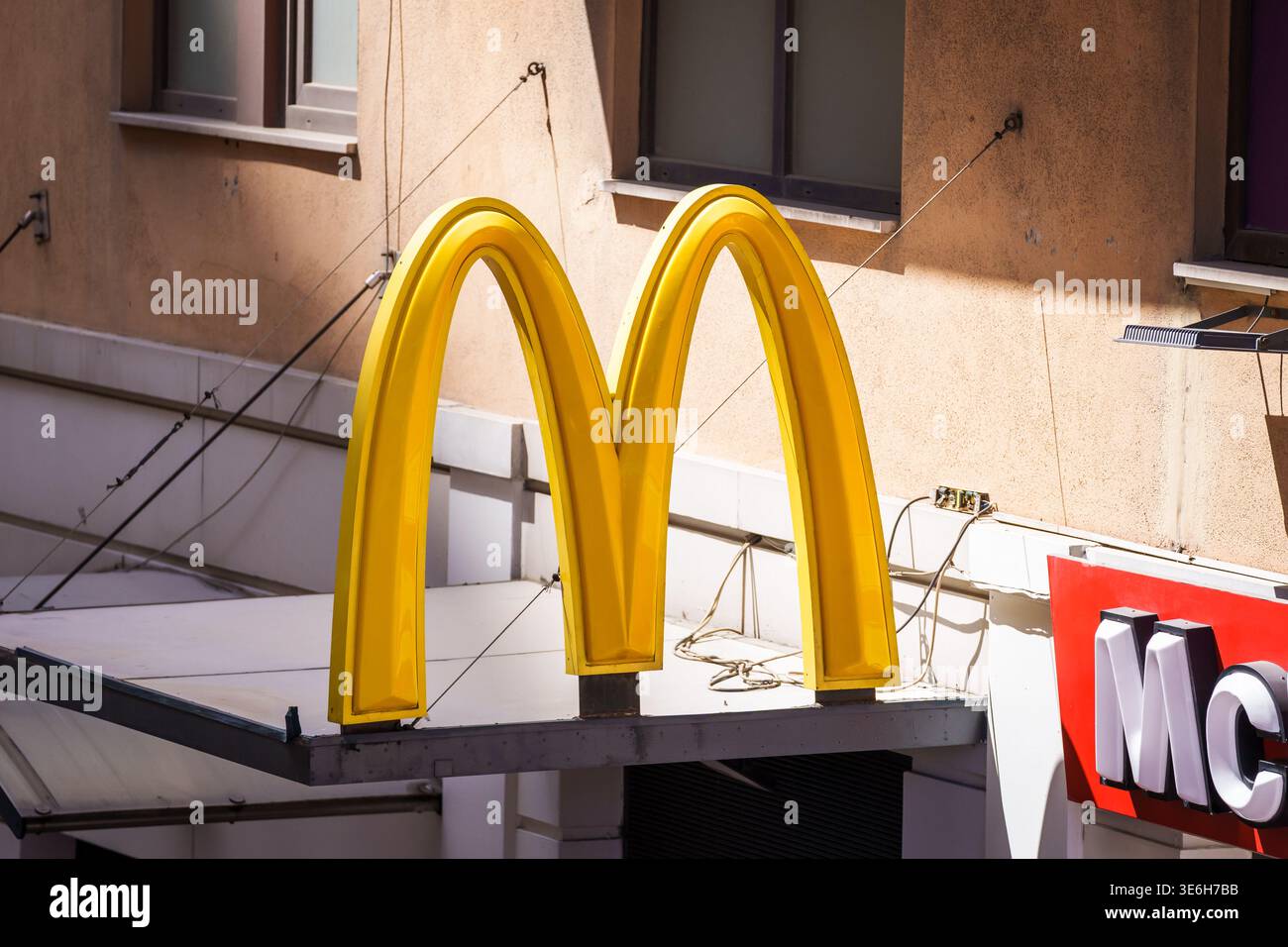 ISTANBUL, TURCHIA. 23 maggio 2025. Gli iconici archi dorati del McDonald's segnano su un edificio cittadino. Una vista ravvicinata del famoso logo giallo "M" e del b parziale Foto Stock