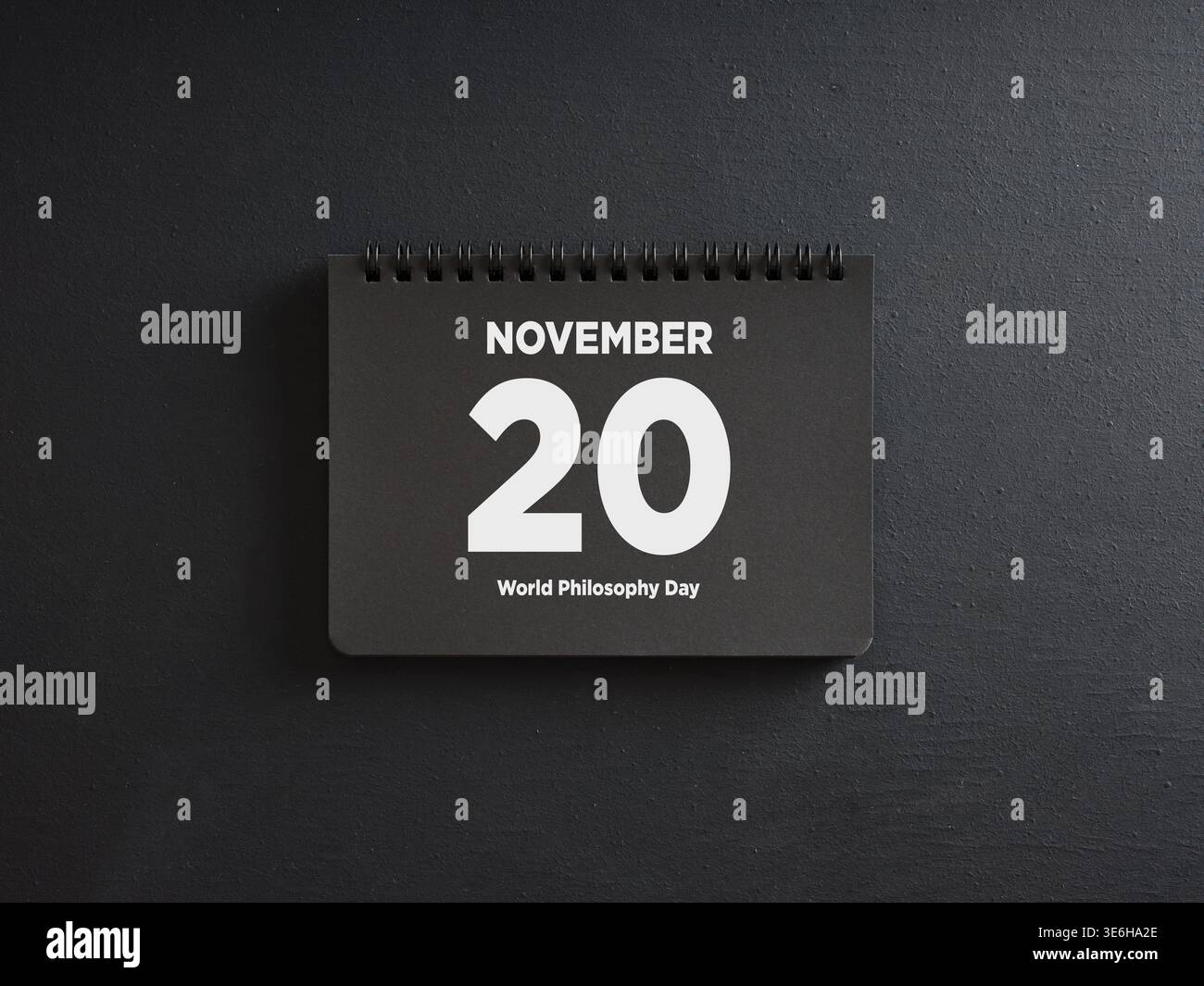 Calendario su un desktop nero che mostra il 20 novembre, giornata mondiale della filosofia, promuovendo il pensiero critico e indipendente in tutto il mondo Foto Stock