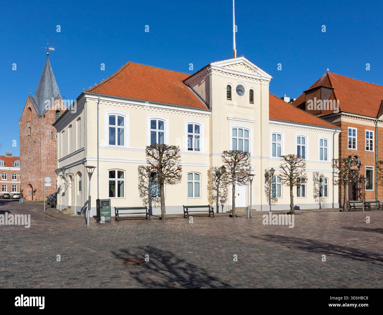 Vecchio municipio in piazza Torvet, Ringkøbing, Danimarca. Campanile della chiesa sullo sfondo Foto Stock
