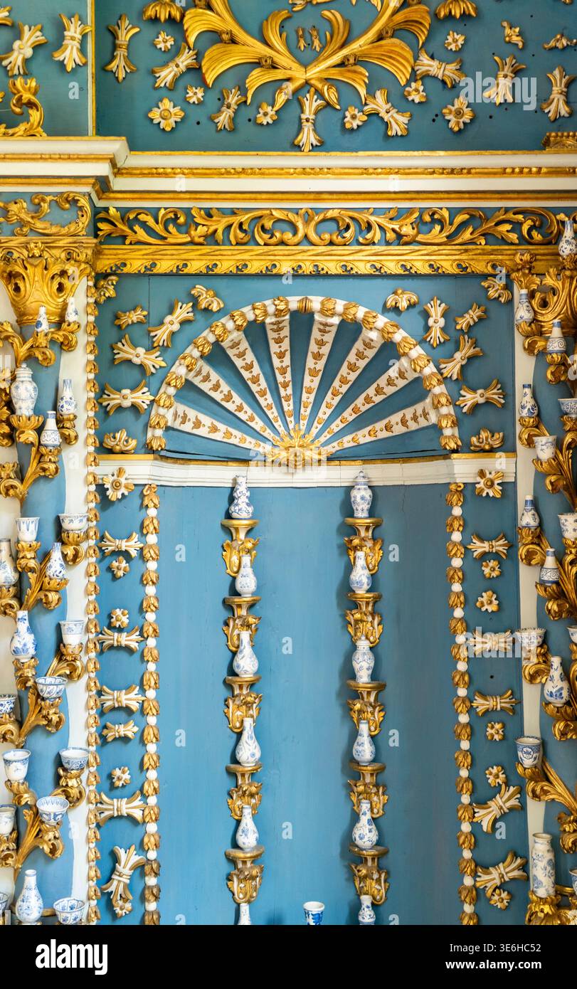 Pareti interne decorate in stile rococò con pannelli blu, sontuosi stucchi dorati dorati, motivi floreali, arco decorativo a ventaglio e applique in stile porcellana; lusso Foto Stock