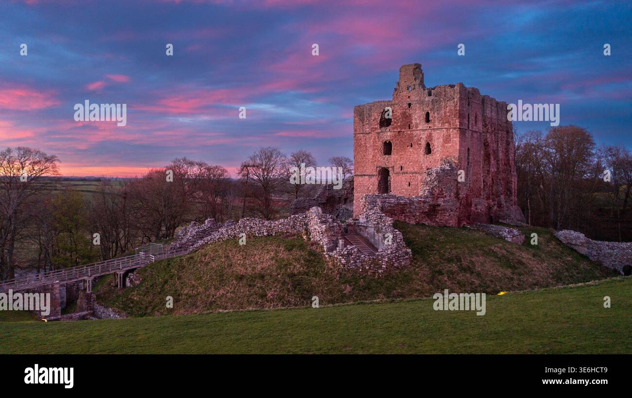 Il castello di Norham si erge in alto sopra il Tweed, sul confine scozzese, costruito dai vescovi di Durham oltre 900 anni fa. Foto Stock
