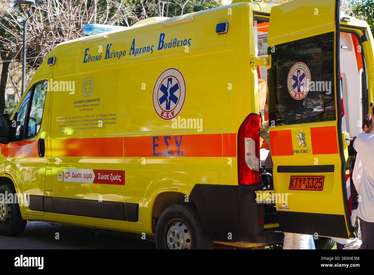 Ambulanza greca gialla (EKAB) con porte posteriori aperte, che mostrano il veicolo di risposta alle emergenze utilizzato dai centri nazionali per le emergenze. Foto Stock