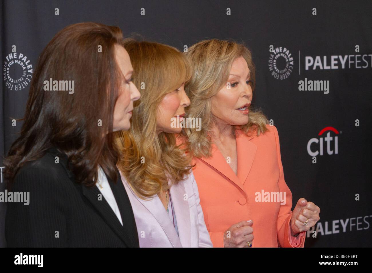 Hollywood, CA, USA, 6 aprile 2026 Kate Jackson, Jaclyn Smith e Cheryl Ladd arrivano al 50th Anniversary Celebration per 'Charlie's Angels' durante il PaleyFest LA 2026 al Dolby Theatre di Hollywood, California, il 6 aprile 2026. Crediti: Carla Van Wagoner/Alamy Live News Foto Stock