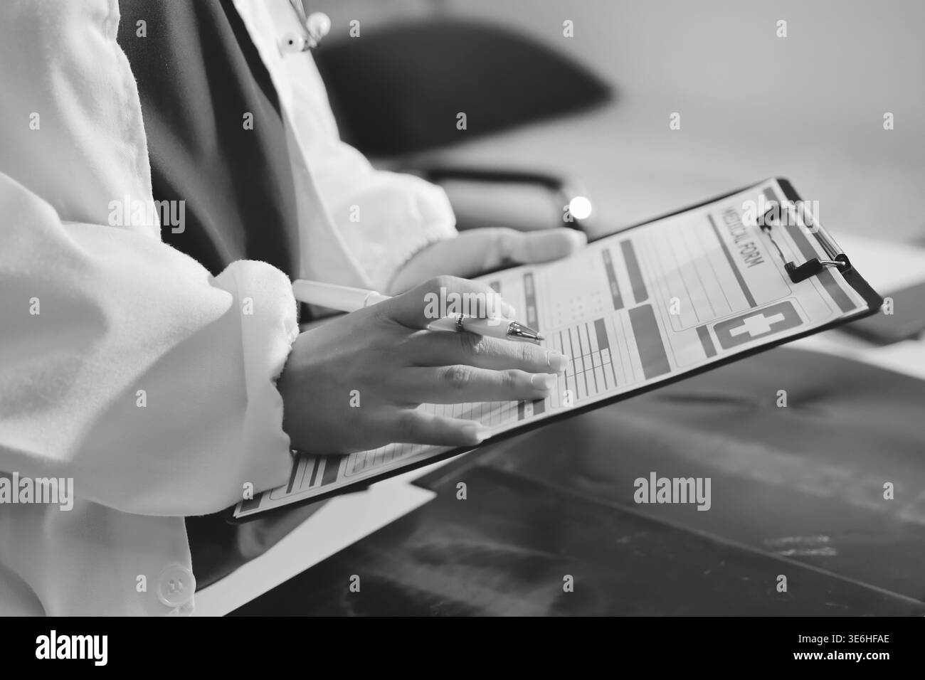 Riunione dell'equipe medica, medici che prendono appunti durante la sessione di briefing Foto Stock