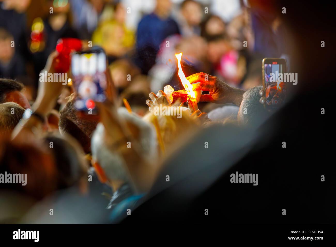 Arrivo del fuoco Santo a Chișinău, Moldavia, durante le celebrazioni ortodosse di Pasqua. Il clero e i credenti si riuniscono per accogliere la fiamma sacra portata fr Foto Stock