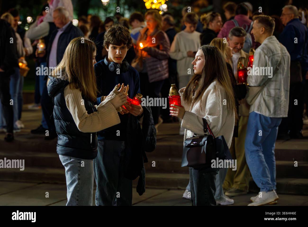 Chisinau, Moldavia - 19 aprile 2025: Arrivo della luce Santa a Chișinău, Moldavia, durante le celebrazioni pasquali ortodosse. Il clero e i credenti si radunano Foto Stock