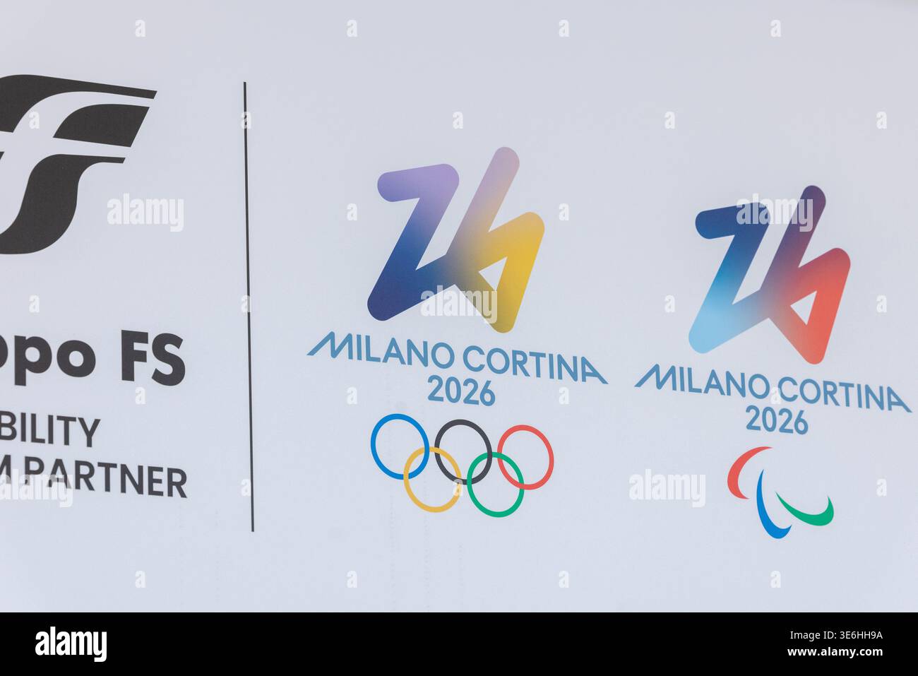 Cortina, Italia - 27 gennaio 2026: Branding per i Giochi Olimpici con i loghi di Milano Cortina 2026 e i simboli olimpici e paraolimpici su a d Foto Stock