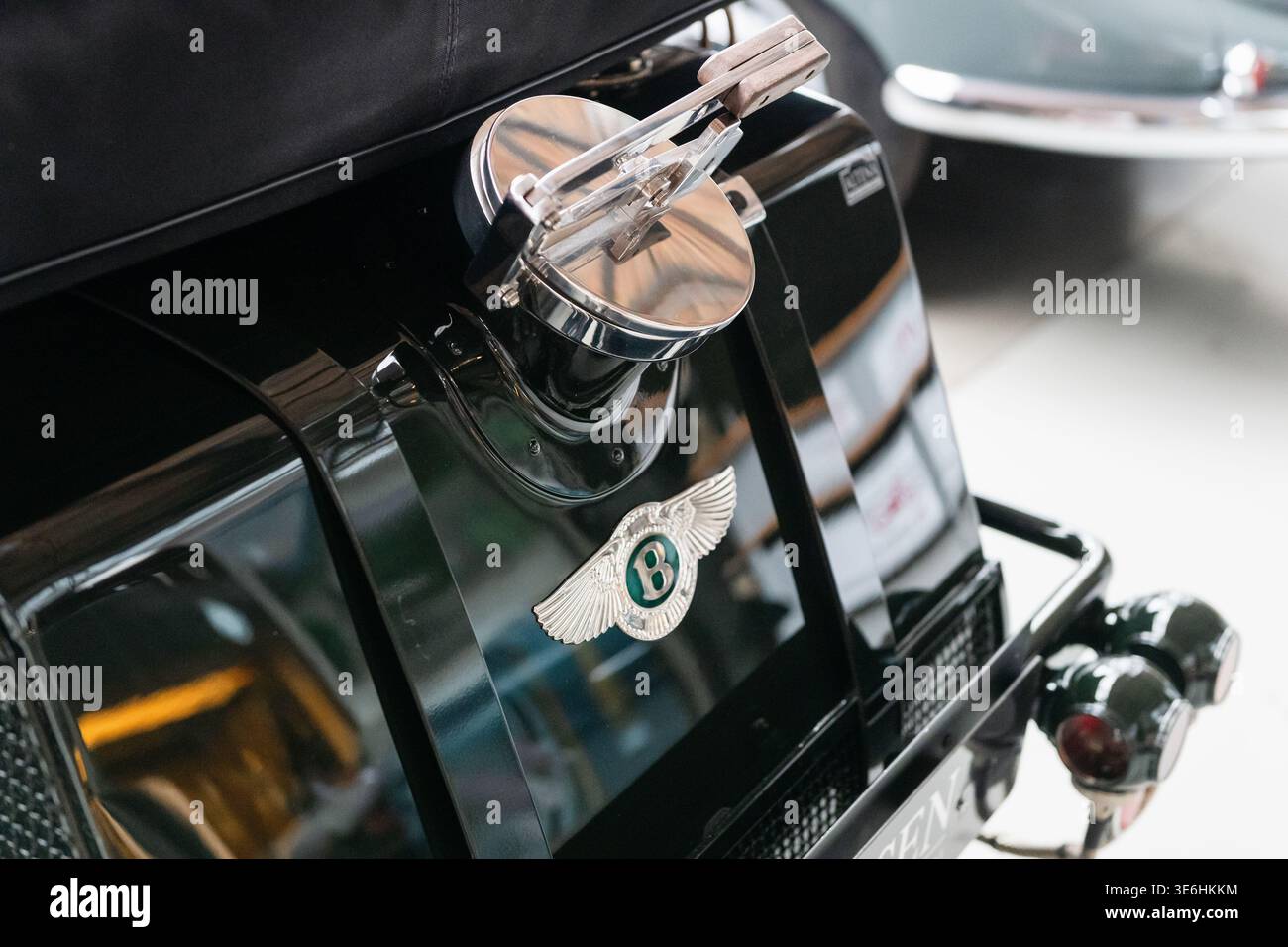 Primo piano del tappo del serbatoio vintage e dell'emblema Bentley alato. Sezione posteriore classica di Bentley con logo "Flying B" e tappo del bocchettone di rifornimento carburante ribaltabile a sgancio rapido Foto Stock