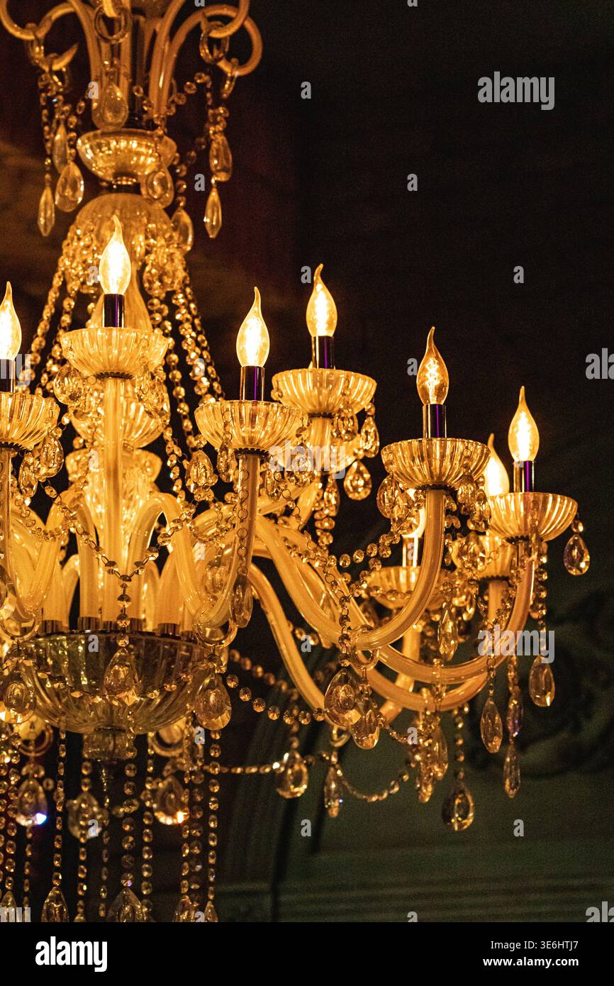 Lampadario di cristallo con luci calde Foto Stock