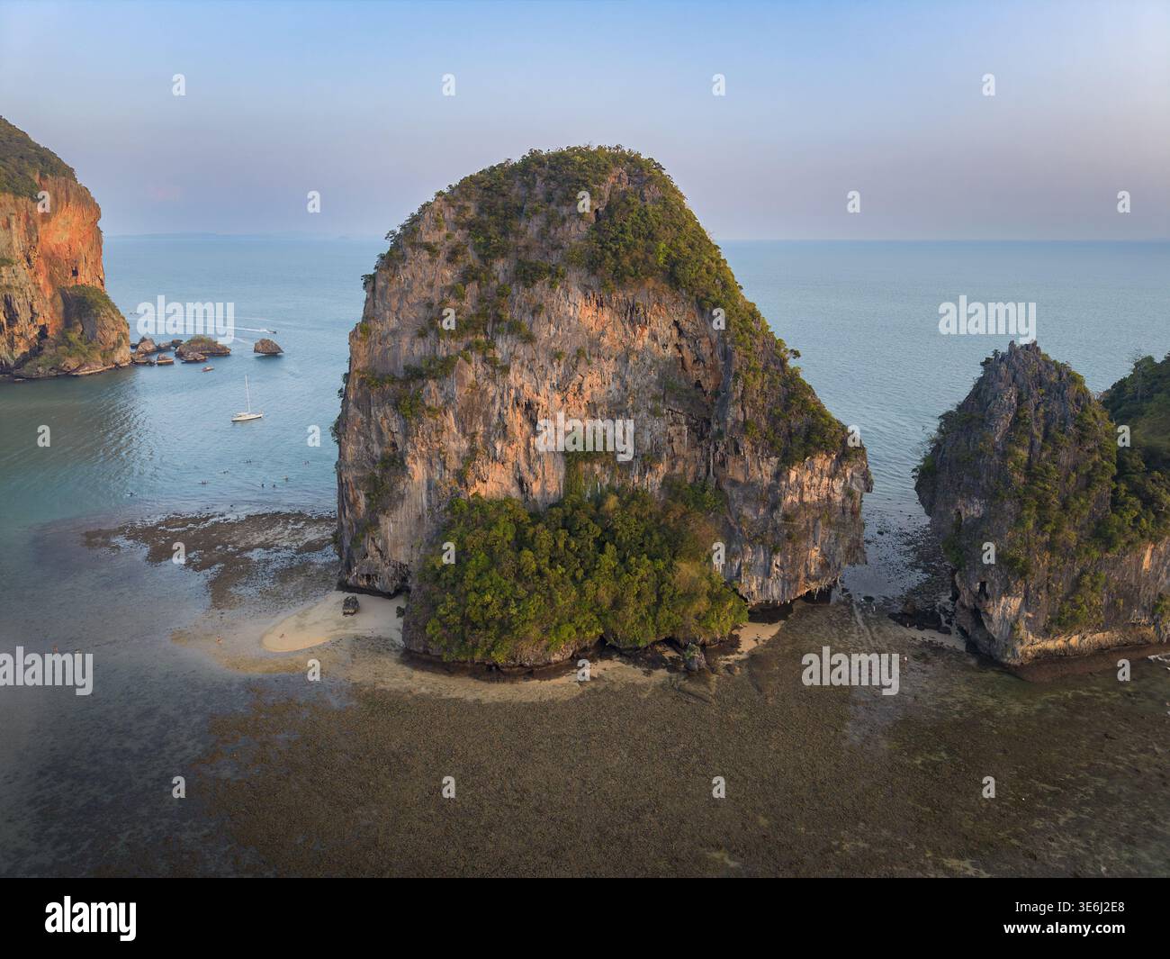 Vista aerea delle spettacolari formazioni carsiche calcaree che si innalzano maestosamente dalle acque turchesi, orlate da coste sabbiose, creando un incredibile contrasto di consistenza Foto Stock