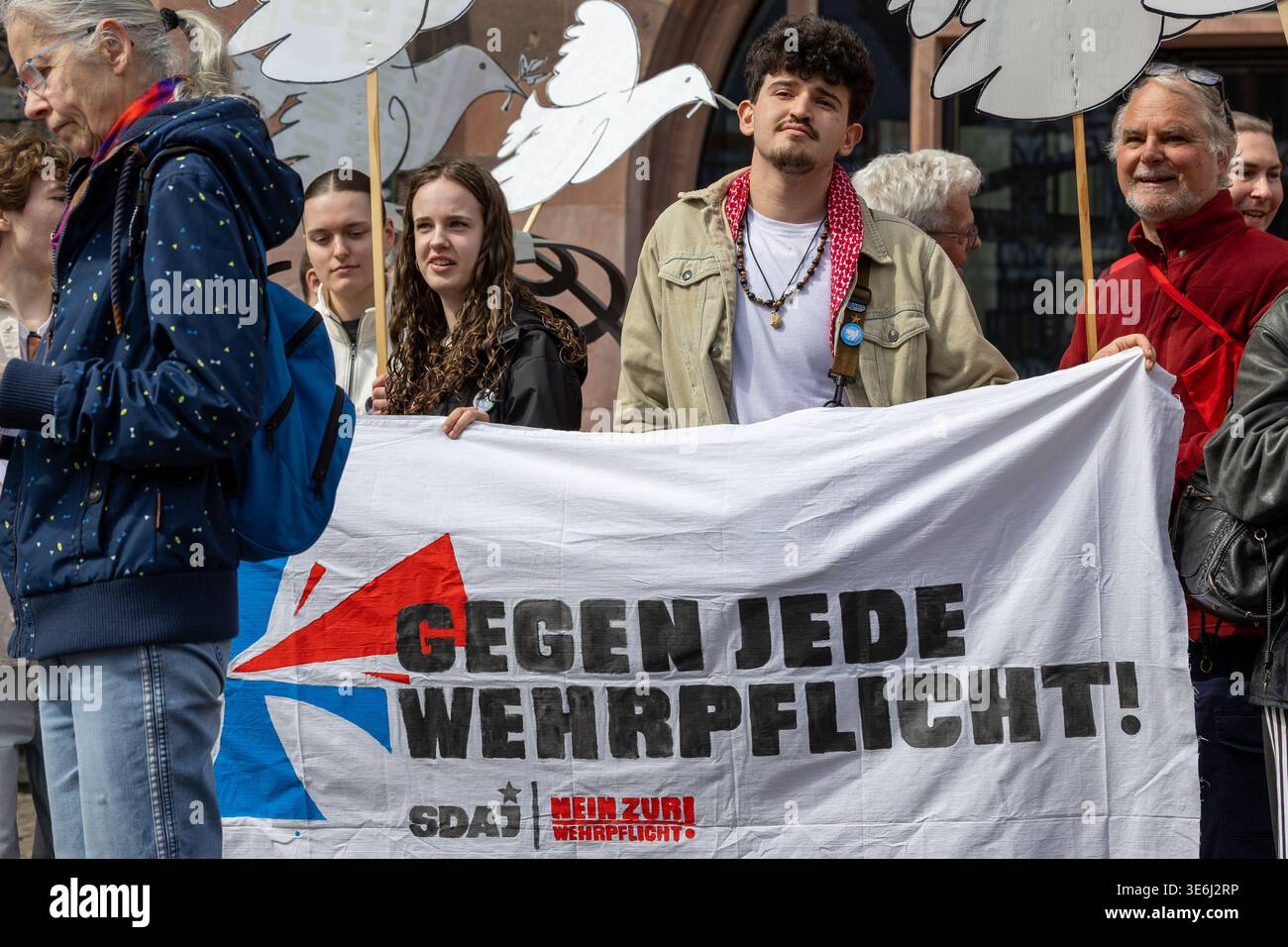 I dimostranti espongono striscioni con la scritta "Gegen jede Wehrpflicht!" (Contro la coscrizione) alla protesta a Francoforte, Germania. Foto Stock