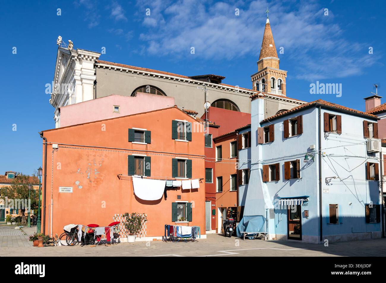 Case residenziali colorate con lavanderia appesa e vita quotidiana a Pellestrina, Venezia, Italia Foto Stock