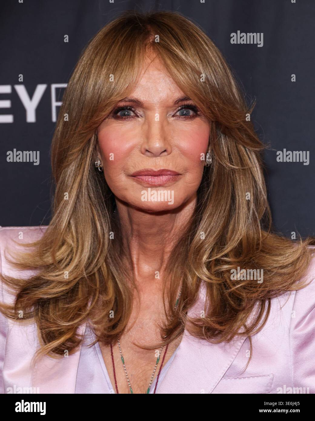 HOLLYWOOD, LOS ANGELES, CALIFORNIA, USA - 06 APRILE: Jaclyn Smith arriva al 2026 43esimo PaleyFest LA - 50th Anniversary Celebration della ABC 'Charlie's Angels' tenutosi al Dolby Theatre di Ovation Hollywood il 6 aprile 2026 a Hollywood, Los Angeles, California, Stati Uniti. (Foto di Xavier Collin/Image Press Agency) Foto Stock