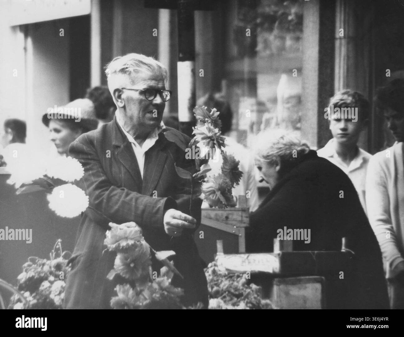 Venditore di fiori a Moore Street, Dublino, Irlanda. 1969 credito: Tom Kennedy/Photo12 Foto Stock