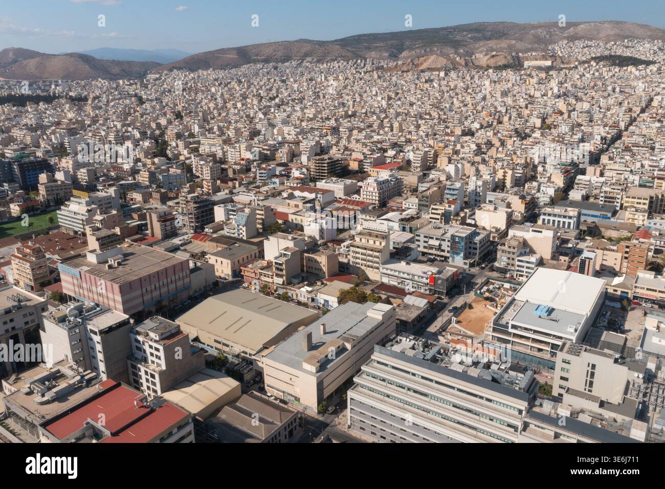 Ampia vista panoramica del fitto paesaggio urbano di Atene con edifici residenziali e colline in Grecia Foto Stock