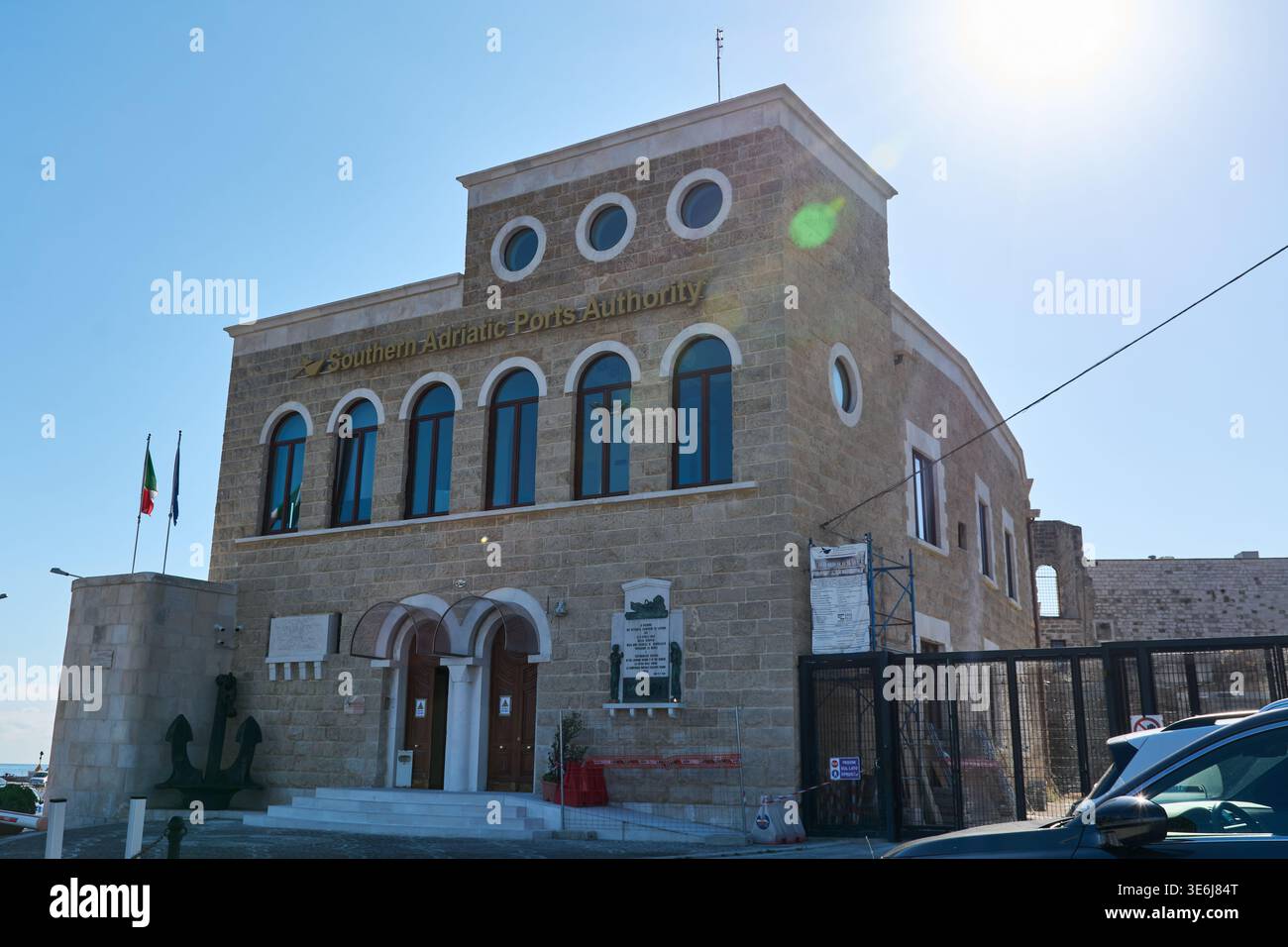 Bari. Italia - 07 aprile 2026: Vista esterna dell'edificio dell'autorità portuale dell'Adriatico meridionale, con architettura in pietra e segnaletica istituzionale Foto Stock